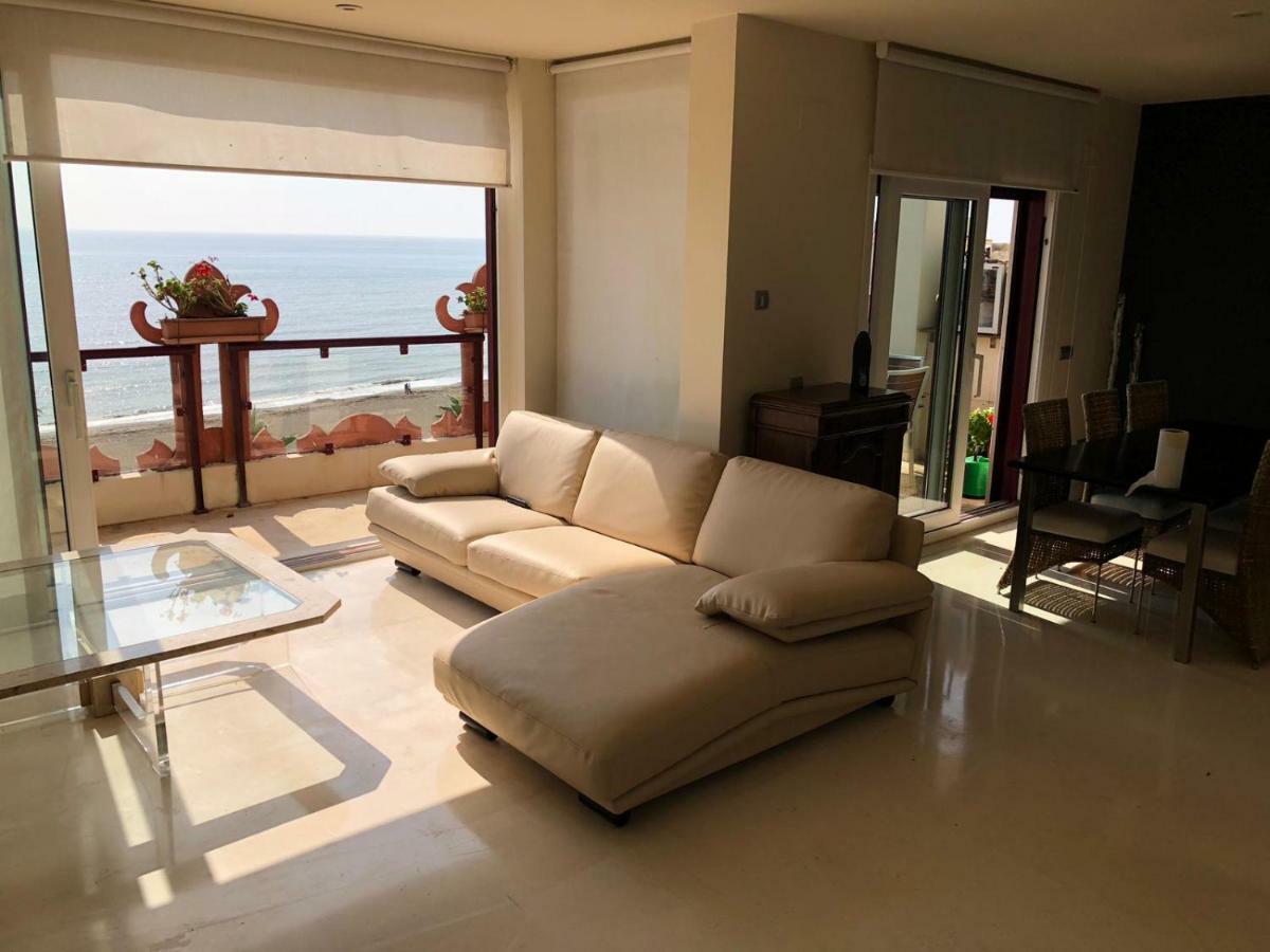 Atico-Duplex primera linea de playa en el centro de Estepona Exterior foto