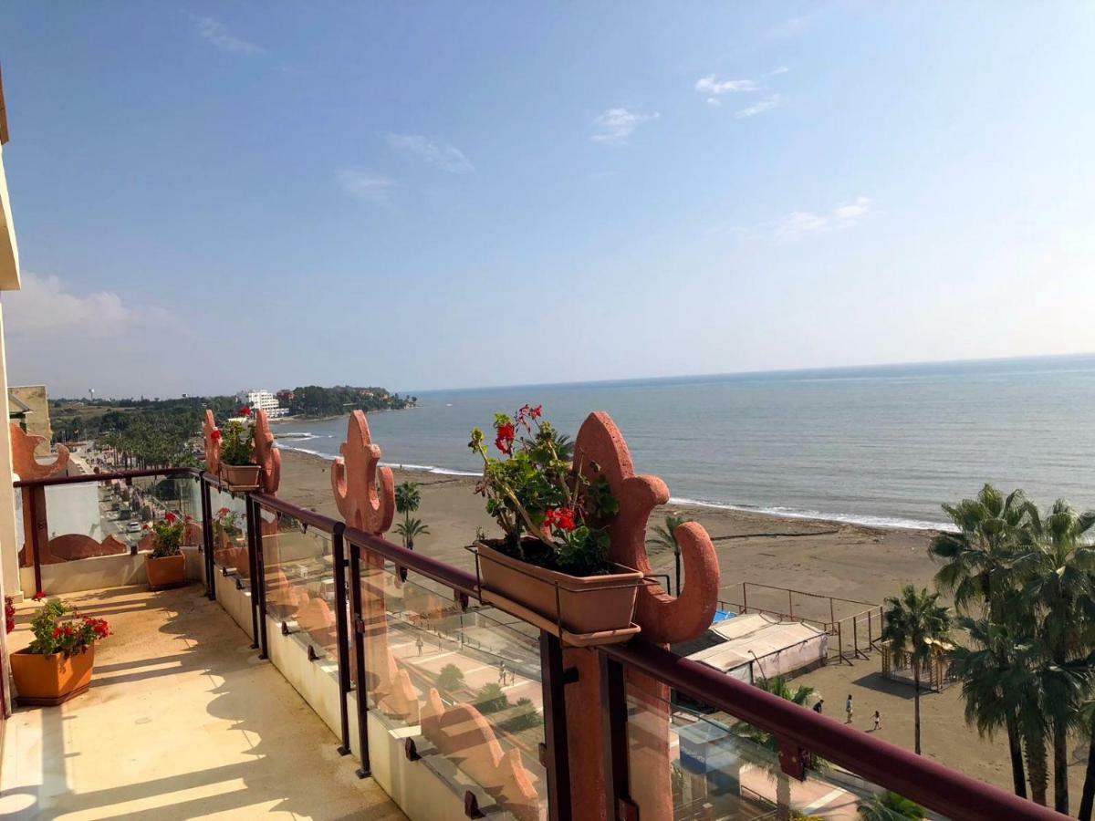 Atico-Duplex primera linea de playa en el centro de Estepona Exterior foto
