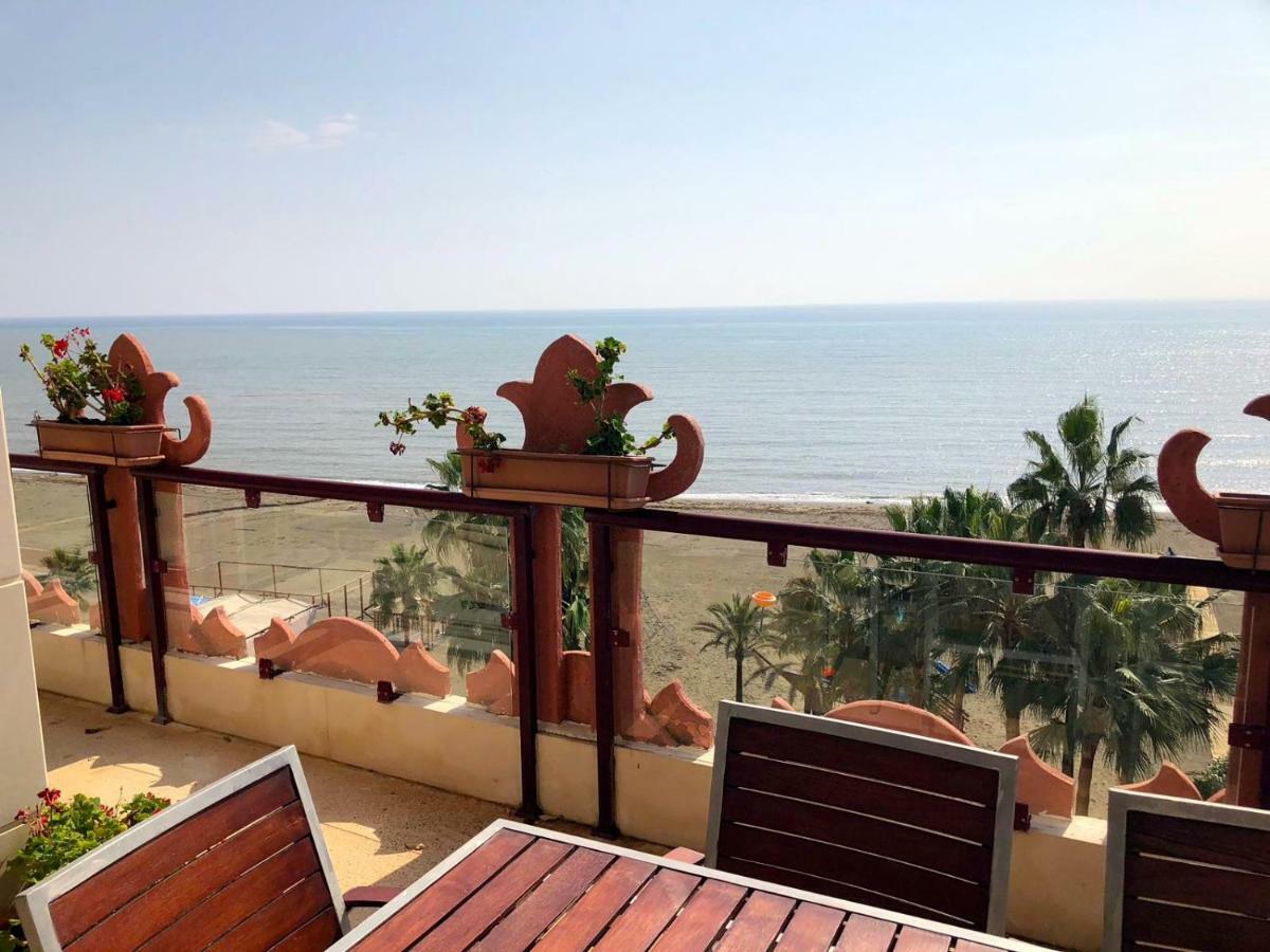 Atico-Duplex primera linea de playa en el centro de Estepona Exterior foto
