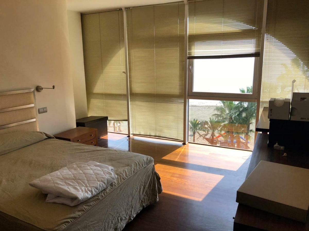 Atico-Duplex primera linea de playa en el centro de Estepona Exterior foto