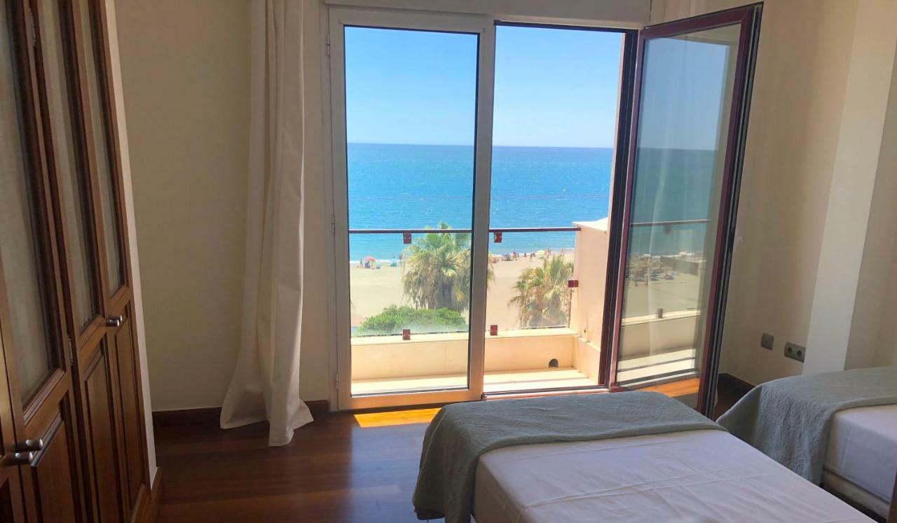 Atico-Duplex primera linea de playa en el centro de Estepona Exterior foto